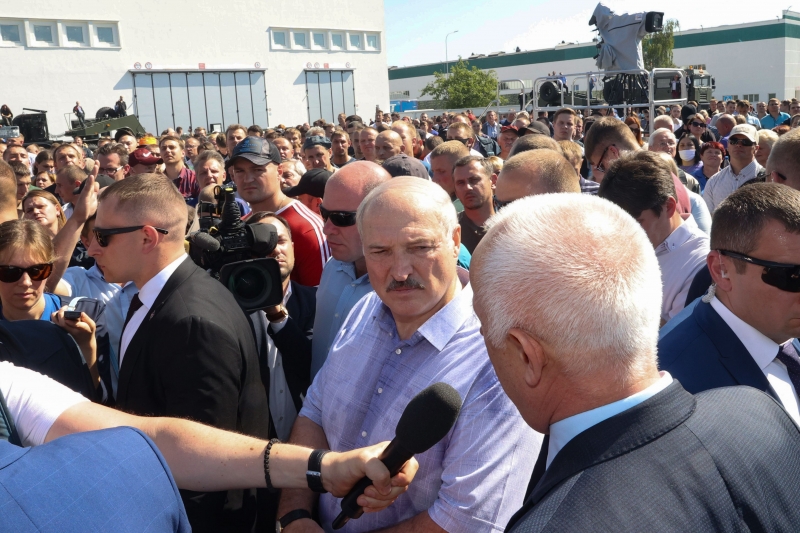 Em visita a uma fábrica com trabalhadores em greve, Lukashenko foi recebido com vaias e gritos de "vá embora" e "mentiroso"