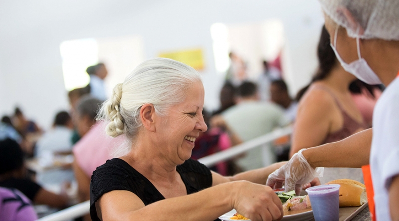 Maior crescimento do emprego formal no mês de abril ocorreu no setor de serviços