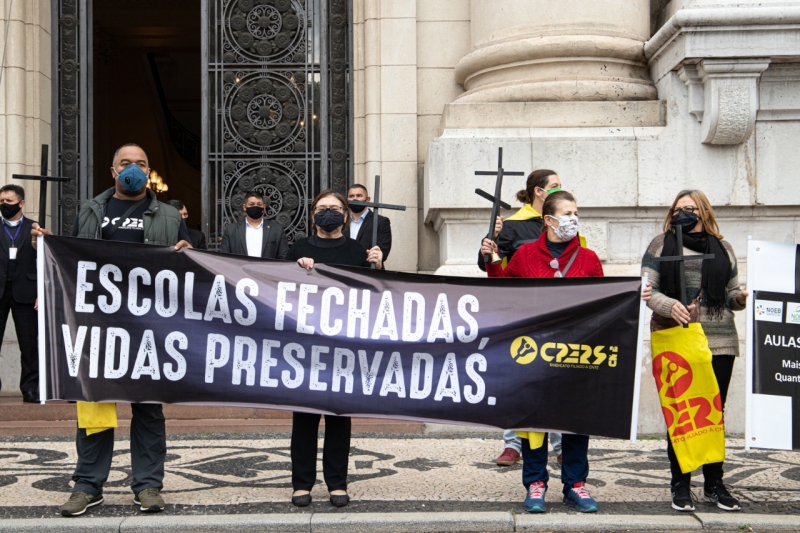 Ato contra o pré-calendário de volta das aulas foi realizado em frente ao Palácio Piratini, em Porto Alegre