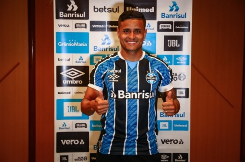 Apresentado no Grêmio, Éverton quer jogar logo e evita comparação com Cebolinha