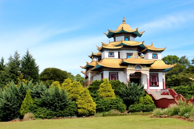 Templo Budista de Três Coroas foi fundado em 1995 por um mestre da religião