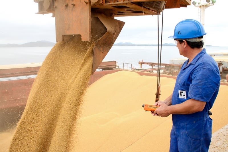 Saldo comercial do setor registrou superávit de US$ 54 bilhões, puxado pela soja em grãos