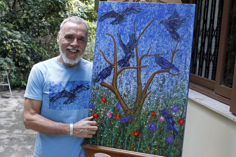 Artista plástico com a tela 'Arte e vida', em homenagem ao célebre pintor norte-americano Pollock