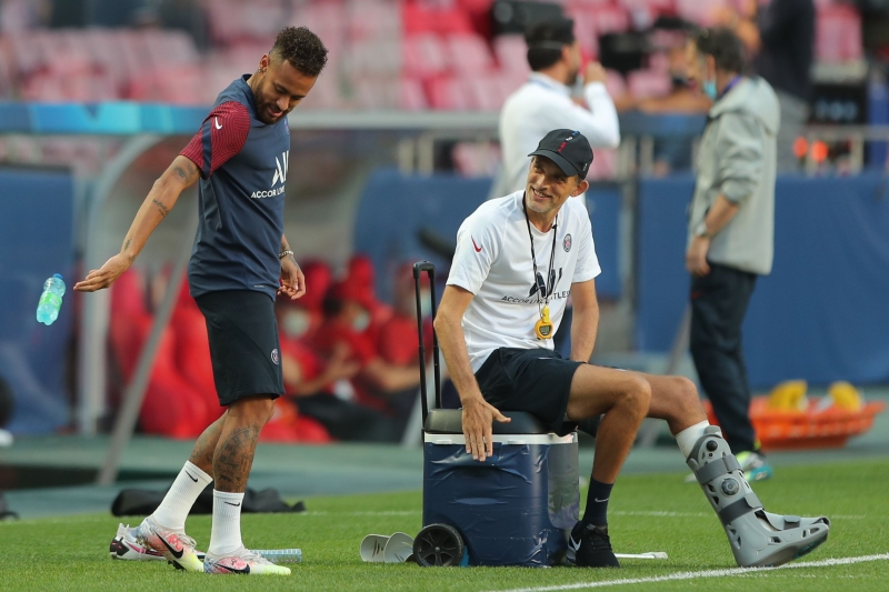Neymar (e), do PSG, disputa título com Lewandowsky, do Bayern