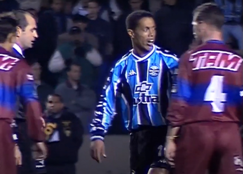 Nem Ronaldinho foi capaz de parar o Caxias de Tite no ano 2000