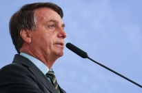 'Parabéns a vocês que não se mostraram frouxos', diz Bolsonaro citando Covid-19