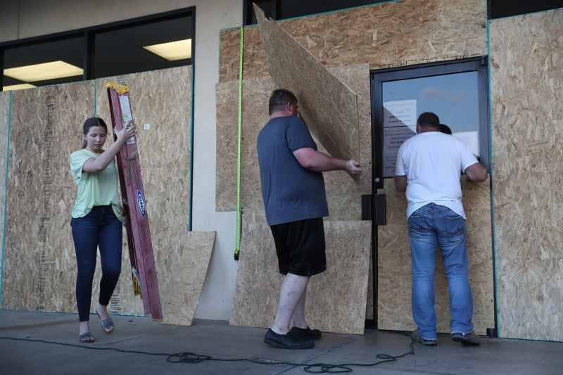 Donos de comércios colocaram tapumes para proteger vidraças da passagem do furacão