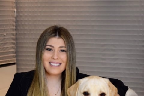 Rafaela Ungaretti com Skip, seu cão de serviço