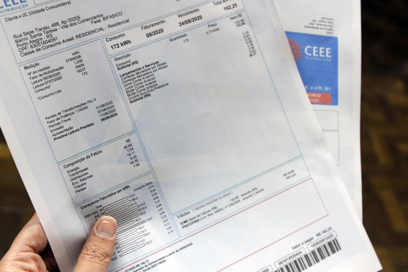 Mudança no valor das contas ocorre após Bolsonaro anunciar o fim da bandeira escassez hídrica, em vigor desde setembro do ano passado, e a volta da bandeira verde