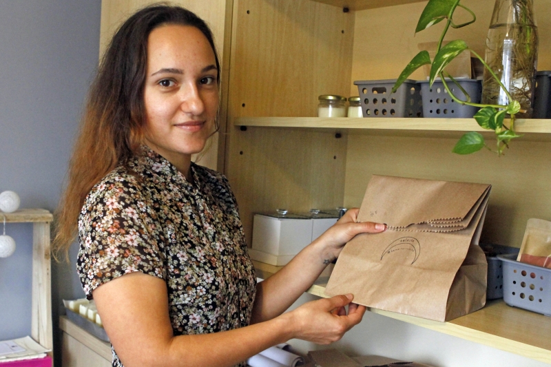 Vanessa, da Celeste Cosméticos Naturais, afirma que clientes procuram produtos que gerem relaxamento Foto: JOYCE ROCHA/JC
