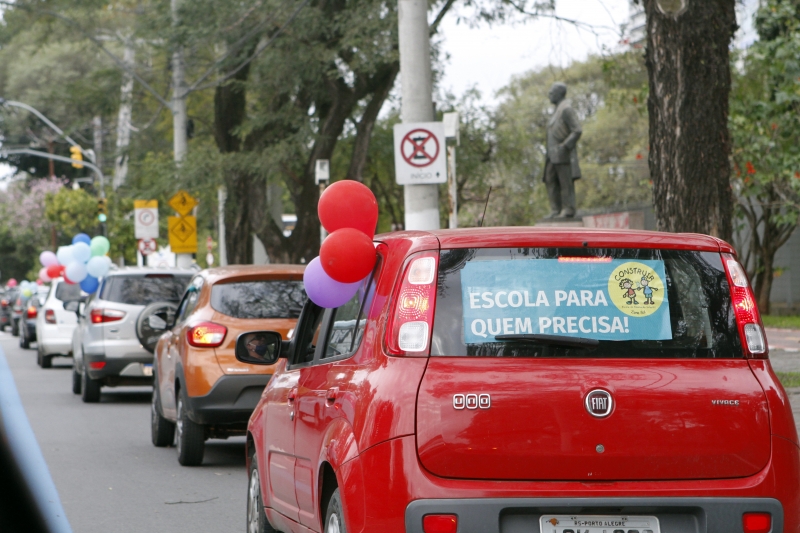 Donos de escolinhas e pais fizeram carreata em Porto Alegre cobrando a criação de comitê