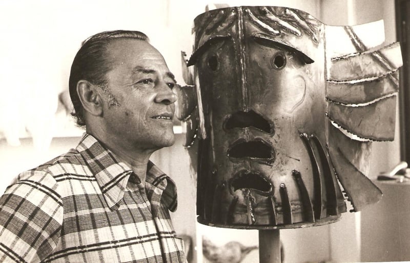 Nos anos 1970, escultor com a cabeça do monumento Tiradentes da Assembleia Legislativa RS