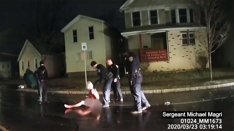 Daniel Prude foi algemado, encapuzado e teve sua cabeça pressionada contra o asfalto por cerca de dois minutos