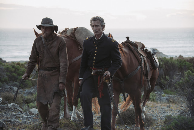 Dramatizações de cenas e entrevistas com especialistas compõem a produção documental