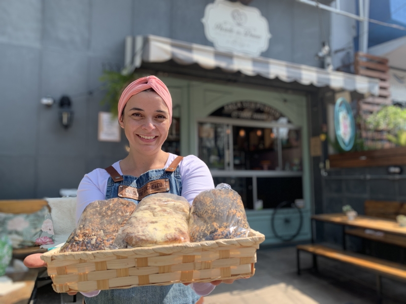 Lucila Torres abriu a Pecado dos Deuses no bairro Cidade Baixa, em Porto Alegre, h&aacute; quatro anos. Nos &uacute;ltimos meses, levou seus produtos de porta em porta para manter a clientela Foto: Arquivo Pessoal/Divulga&ccedil;&atilde;o/JC