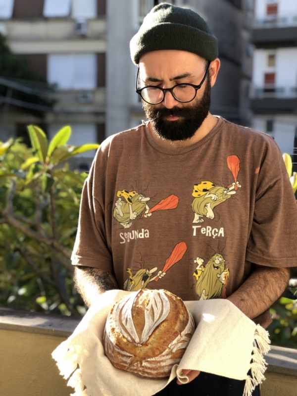 Leonardo ficou sem renda, partiu para o talento na cozinha e  contou aos vizinhos de forma inusitada Foto: Arquivo Pessoal/Divulga&ccedil;&atilde;o/JC