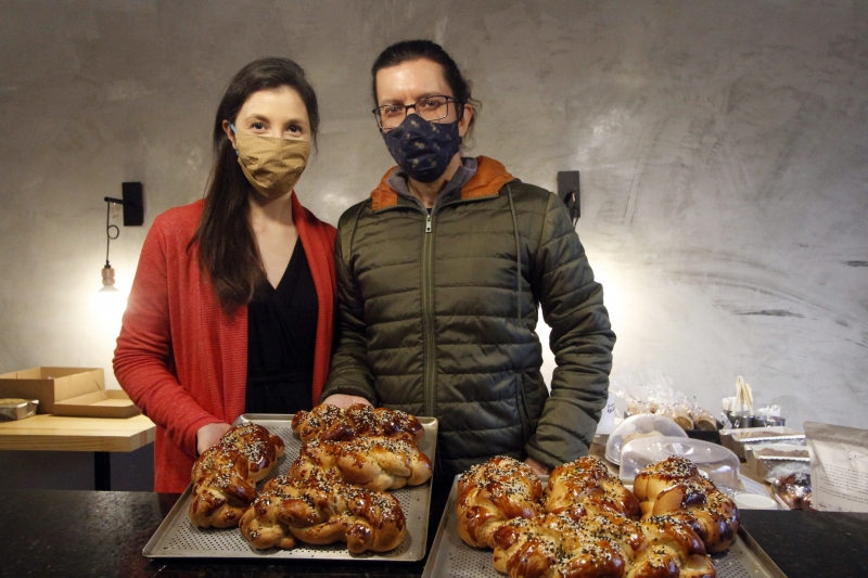 Fotos dos empreendedores da padaria Olivia, Poliana Passa e Luke Faro, que criaram clube de assinatura do pão chalá.  Foto: JOYCE ROCHA/JC