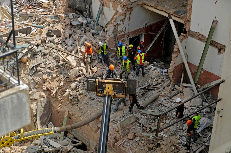 Bombeiros vasculham escombros em Beirute e acreditam ainda ser possível encontrar sobreviventes