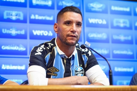 Após 14 jogos, Grêmio rescinde o contrato do meio-campista Thiago Neves