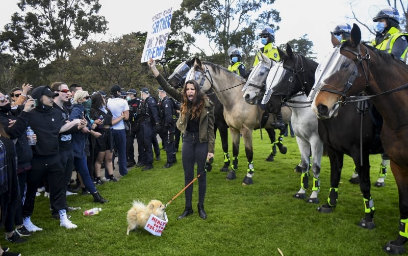 Em Melbourne, na Austrália, cerca de 300 pessoas protestaram contra o confinamento