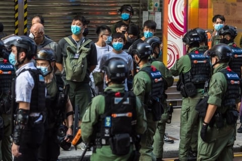 Polícia de Hong Kong prende quase 300 em protesto contra adiamento de eleições