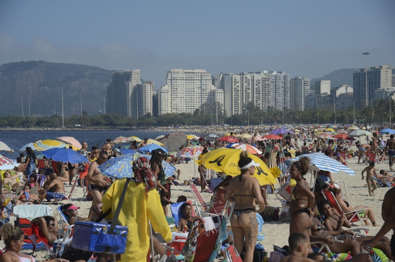 Apesar da pandemia de coronavírus, banhistas lotaram as praias do Rio de Janeiro
