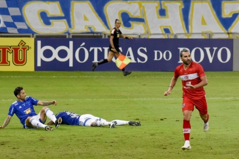 Cruzeiro sai na frente, mas cede empate ao CRB e chega a 6º jogo sem vencer