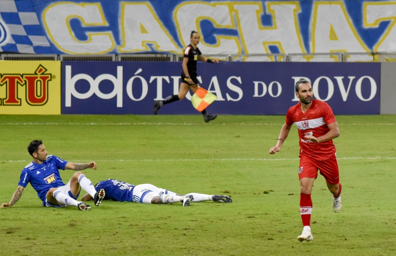 Léo Gamalho (d) empatou partida para o time de Alagoas