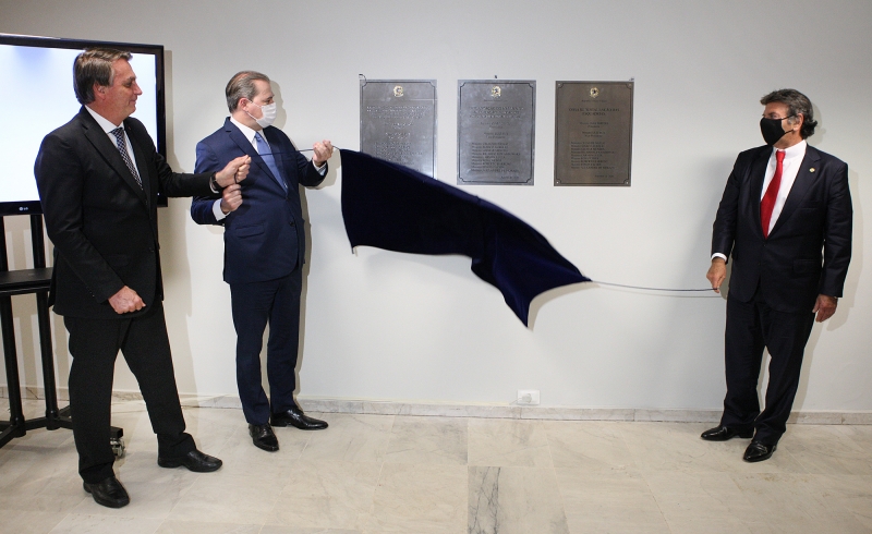 Toffoli (c) e Luiz Fux descerram placas de inaugurações de obras acompanhados por Bolsonaro