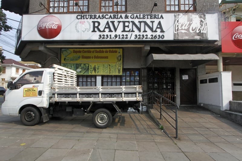 {'nm_midia_inter_thumb1':'https://www.jornaldocomercio.com/_midias/jpg/2020/09/09/206x137/1_jr_090920___ravenna__4_-9132726.jpg', 'id_midia_tipo':'2', 'id_tetag_galer':'', 'id_midia':'5f5926b592924', 'cd_midia':9132726, 'ds_midia_link': 'https://www.jornaldocomercio.com/_midias/jpg/2020/09/09/jr_090920___ravenna__4_-9132726.jpg', 'ds_midia': 'Fotos da fachada da Churrascaria Ravenna no Menino Deus.', 'ds_midia_credi': 'JOYCE ROCHA/JC', 'ds_midia_titlo': 'Fotos da fachada da Churrascaria Ravenna no Menino Deus.', 'cd_tetag': '1', 'cd_midia_w': '800', 'cd_midia_h': '533', 'align': 'Left'}