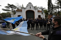 Polícia argentina protesta contra baixos salários em frente à residência presidencial