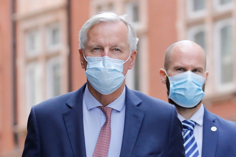 Michel Barnier (e) afirmou que o Reino Unido não tem se engajado "de forma recíproca" nas discussões com a UE por um acordo comercial 