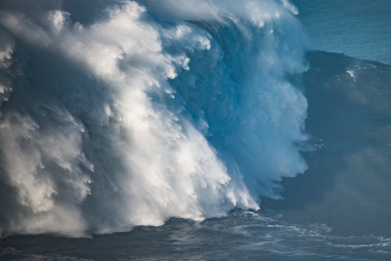  A brasileira Maya Gabeira estabeleceu o novo recorde mundial para a maior onda já surfada por uma mulher: 22,4 metros (73,5 pés). A marca foi alcançada em 11 de fevereiro de 2020, durante o Nazaré Tow Surfing, campeonato de ondas gigantes disputado na Praia do Norte, em Nazaré (Portugal).
