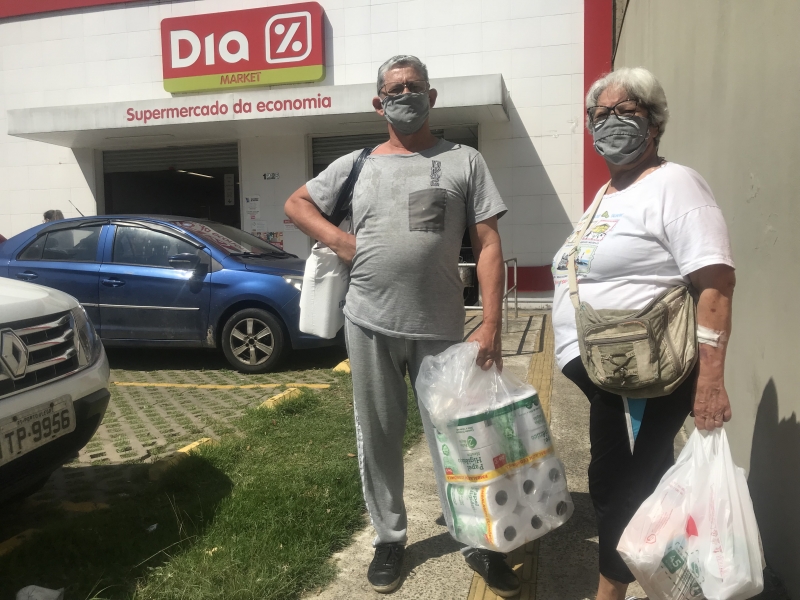 {'nm_midia_inter_thumb1':'', 'id_midia_tipo':'2', 'id_tetag_galer':'', 'id_midia':'5f5a97310d1ba', 'cd_midia':9133569, 'ds_midia_link': 'https://www.jornaldocomercio.com/_midias/jpg/2020/09/10/o_dia_rede_cai_fechar_porto_alegre_consumidores_jornla_do_comercio-9133569.jpg', 'ds_midia': 'Rede O Dia vai fechar - lojas fazem promoções e descontos - consumidores como o casal Lourdes e Nelson da Rosa aproveitam para comprar - loja bairro Santana - Porto Alegre ', 'ds_midia_credi': 'PATRICIA COMUNELLO/ESPECIAL/JC', 'ds_midia_titlo': 'Rede O Dia vai fechar - lojas fazem promoções e descontos - consumidores como o casal Lourdes e Nelson da Rosa aproveitam para comprar - loja bairro Santana - Porto Alegre ', 'cd_tetag': '1', 'cd_midia_w': '800', 'cd_midia_h': '600', 'align': 'Left'}