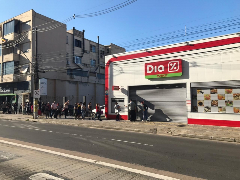 {'nm_midia_inter_thumb1':'https://www.jornaldocomercio.com/_midias/jpg/2020/09/10/206x137/1_o_dia_rede_cai_fechar_porto_alegre_consumidores_jornla_do_comercio-9133752.jpeg', 'id_midia_tipo':'2', 'id_tetag_galer':'', 'id_midia':'5f5aa3be9b558', 'cd_midia':9133752, 'ds_midia_link': 'https://www.jornaldocomercio.com/_midias/jpg/2020/09/10/o_dia_rede_cai_fechar_porto_alegre_consumidores_jornla_do_comercio-9133752.jpeg', 'ds_midia': 'Rede O Dia vai fechar - lojas fazem promoções e descontos - consumidores fazem fila para aproveitar para comprar - loja bairro Santana - Porto Alegre ', 'ds_midia_credi': 'ROBERTA MELLO/ESPECIAL/JC', 'ds_midia_titlo': 'Rede O Dia vai fechar - lojas fazem promoções e descontos - consumidores fazem fila para aproveitar para comprar - loja bairro Santana - Porto Alegre ', 'cd_tetag': '1', 'cd_midia_w': '800', 'cd_midia_h': '600', 'align': 'Left'}