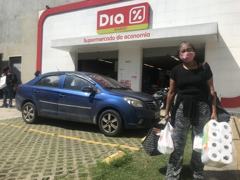 {'nm_midia_inter_thumb1':'https://www.jornaldocomercio.com/_midias/jpg/2020/09/10/206x137/1_o_dia_rede_cai_fechar_porto_alegre_consumidores_jornla_do_comercio_6-9133646.jpg', 'id_midia_tipo':'2', 'id_tetag_galer':'', 'id_midia':'5f5a9a64910db', 'cd_midia':9133646, 'ds_midia_link': 'https://www.jornaldocomercio.com/_midias/jpg/2020/09/10/o_dia_rede_cai_fechar_porto_alegre_consumidores_jornla_do_comercio_6-9133646.jpg', 'ds_midia': 'Rede O Dia vai fechar - lojas fazem promoções e descontos - consumidorescomo a costureira Jussara Strada aproveitaram para comprar - loja bairro Santana - Porto Alegre ', 'ds_midia_credi': 'PATRÍCIA COMUNELLO /ESPECIAL/JC/', 'ds_midia_titlo': 'Rede O Dia vai fechar - lojas fazem promoções e descontos - consumidorescomo a costureira Jussara Strada aproveitaram para comprar - loja bairro Santana - Porto Alegre ', 'cd_tetag': '1', 'cd_midia_w': '800', 'cd_midia_h': '600', 'align': 'Left'}