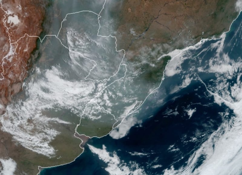 {'nm_midia_inter_thumb1':'https://www.jornaldocomercio.com/_midias/jpg/2020/09/11/206x137/1_8f27b7ec_285c_47ad_bd4a_84ef5bdd75ee_1024x743-9134690.jpeg', 'id_midia_tipo':'2', 'id_tetag_galer':'', 'id_midia':'5f5bebaea0c5f', 'cd_midia':9134690, 'ds_midia_link': 'https://www.jornaldocomercio.com/_midias/jpg/2020/09/11/8f27b7ec_285c_47ad_bd4a_84ef5bdd75ee_1024x743-9134690.jpeg', 'ds_midia': 'METSUL - imagem de sat&eacute;lite mostra fuma&ccedil;a na atmosfera ', 'ds_midia_credi': 'METSUL METEOROLOGIA/DIVULGA&Ccedil;&Atilde;O/JC', 'ds_midia_titlo': 'METSUL - imagem de sat&eacute;lite mostra fuma&ccedil;a na atmosfera ', 'cd_tetag': '1', 'cd_midia_w': '800', 'cd_midia_h': '580', 'align': 'Left'}