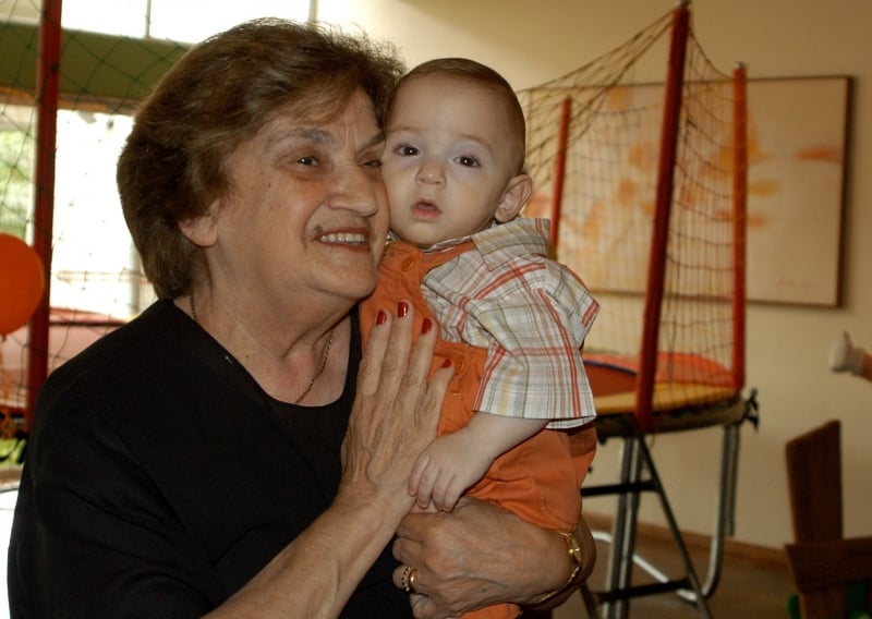 Yolanda teve uma vida muito ativa e dedicada à família; na foto, ela segura Pedro, filho de Britto