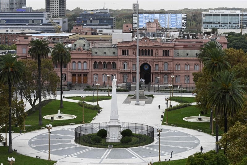 {'nm_midia_inter_thumb1':'https://www.jornaldocomercio.com/_midias/jpg/2020/09/11/206x137/1_buenos_aires__argentina__casa_rosada-9134982.jpg', 'id_midia_tipo':'2', 'id_tetag_galer':'', 'id_midia':'5f5c06711eb72', 'cd_midia':9134982, 'ds_midia_link': 'https://www.jornaldocomercio.com/_midias/jpg/2020/09/11/buenos_aires__argentina__casa_rosada-9134982.jpg', 'ds_midia': 'A maior alta por setor ficou com comunica&ccedil;&otilde;es, que registrou avan&ccedil;o de 15,1% ante dezembro', 'ds_midia_credi': 'JUAN MABROMATA/AFP/JC', 'ds_midia_titlo': 'A maior alta por setor ficou com comunica&ccedil;&otilde;es, que registrou avan&ccedil;o de 15,1% ante dezembro', 'cd_tetag': '1', 'cd_midia_w': '800', 'cd_midia_h': '533', 'align': 'Left'}