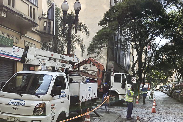 Outros postes provisórios serão instalados nos próximos dias para aumentar a iluminação no trecho no Centro Histórico de Porto Alegre