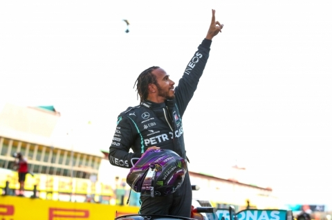 Hamilton supera Bottas e vence GP da Toscana marcado por acidentes