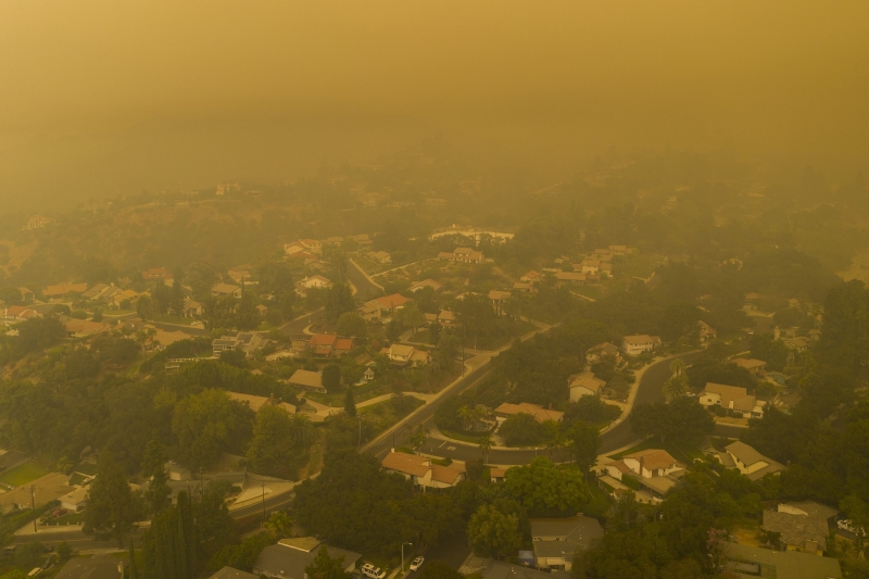 {'nm_midia_inter_thumb1':'https://www.jornaldocomercio.com/_midias/jpg/2020/09/13/206x137/1_498794_01_03-9135727.jpg', 'id_midia_tipo':'2', 'id_tetag_galer':'', 'id_midia':'5f5ebcc5c694c', 'cd_midia':9135727, 'ds_midia_link': 'https://www.jornaldocomercio.com/_midias/jpg/2020/09/13/498794_01_03-9135727.jpg', 'ds_midia': 'MONROVIA, CA - SEPTEMBER 13: An aerial view shows neighborhoods enshrouded in smoke as the Bobcat Fire advances toward foothill cities and new evacuation order go into effect on September 13, 2020 in Monrovia, California. California wildfires that have already incinerated a record 2.3 million acres this year and are expected to continue till December. The Bobcat Fire, burning in the San Gabriel Mountains, has grown to about 32,000 acres and is only 6% contained.   David McNew/Getty Images/AFP', 'ds_midia_credi': 'David McNew/Getty Images/AFP/JC', 'ds_midia_titlo': 'MONROVIA, CA - SEPTEMBER 13: An aerial view shows neighborhoods enshrouded in smoke as the Bobcat Fire advances toward foothill cities and new evacuation order go into effect on September 13, 2020 in Monrovia, California. California wildfires that have already incinerated a record 2.3 million acres this year and are expected to continue till December. The Bobcat Fire, burning in the San Gabriel Mountains, has grown to about 32,000 acres and is only 6% contained.   David McNew/Getty Images/AFP', 'cd_tetag': '1', 'cd_midia_w': '800', 'cd_midia_h': '533', 'align': 'Left'}