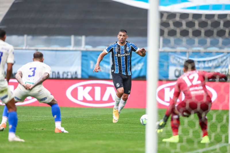 Diego Souza precisou de duas tentativas para marcar de pênalti no 1 a 1 com os nordestinos