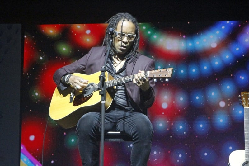 {'nm_midia_inter_thumb1':'https://www.jornaldocomercio.com/_midias/jpg/2020/09/13/206x137/1_jr_130920___show_teste__38_-9135567.jpg', 'id_midia_tipo':'2', 'id_tetag_galer':'', 'id_midia':'5f5ea85379fb7', 'cd_midia':9135567, 'ds_midia_link': 'https://www.jornaldocomercio.com/_midias/jpg/2020/09/13/jr_130920___show_teste__38_-9135567.jpg', 'ds_midia': 'Fotos do evento teste show no Araújo Vianna. Show de Serginho Moah.', 'ds_midia_credi': 'JOYCE ROCHA/JC', 'ds_midia_titlo': 'Fotos do evento teste show no Araújo Vianna. Show de Serginho Moah.', 'cd_tetag': '1', 'cd_midia_w': '800', 'cd_midia_h': '533', 'align': 'Left'}