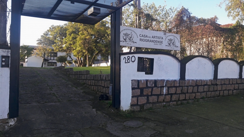 Casa está localizada na rua Anchieta, bairro Glória em Porto Alegre, e pode receber até dez moradores