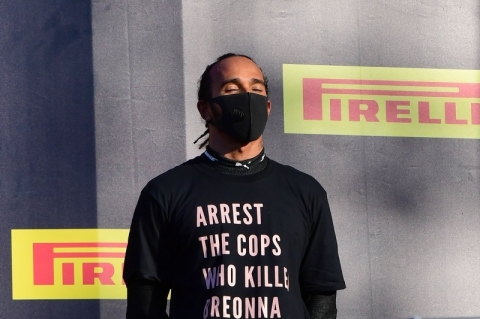 FIA investiga se Hamilton quebrou regras ao usar camiseta antirracista