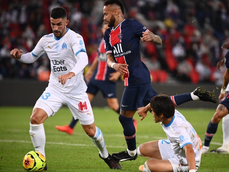 No final da partida ente PSG e Olympique de Marselha, Neymar acabou expulso por agredir González (e) com um tapa na cabeça