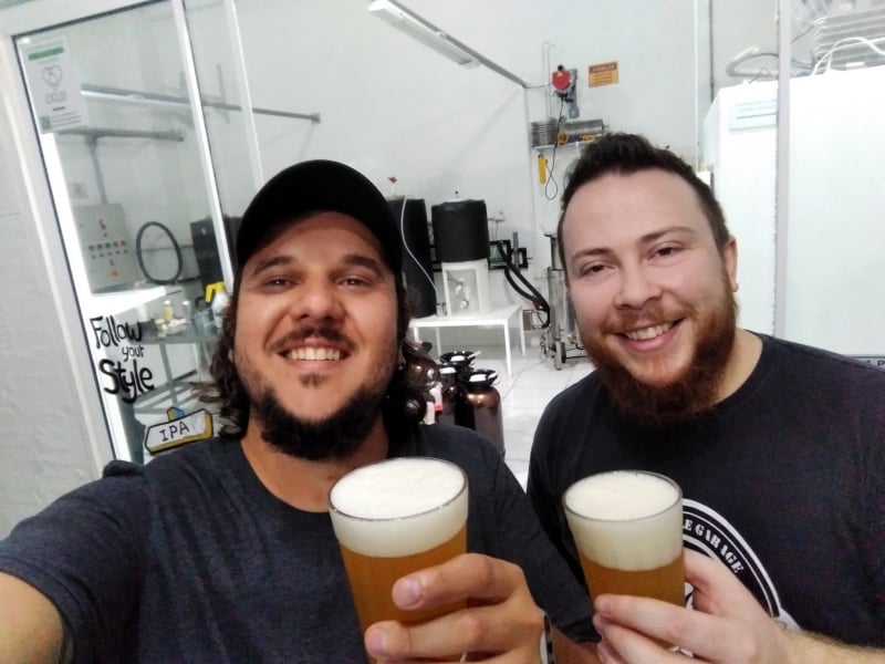 Felipe Knop e Francisco Souza são sócios da Beerlab.Club, que entrega três latas da bebida por mês. Os assinantes votam nas melhores receitas Foto: ARQUIVOPESSOAL/DIVULGAÇÃO/JC