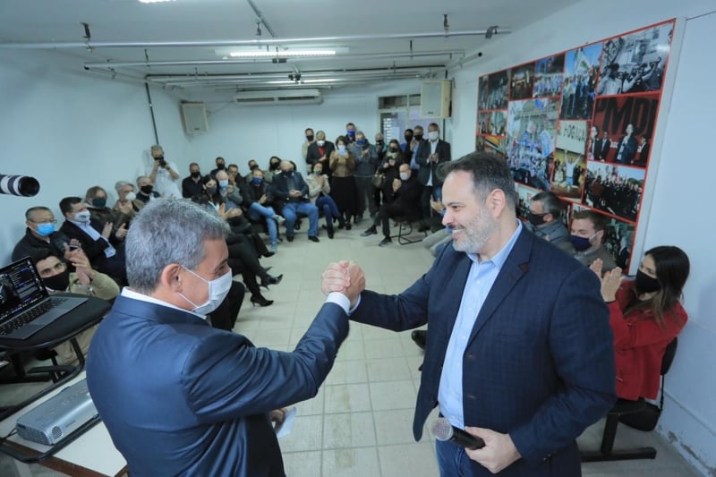 Emedebista Sebastião Melo (e) e Ricardo Gomes, do DEM, selam união