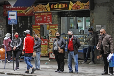 Porto Alegre lana concesso com meta de instalar 5,3 mil abrigos de nibus